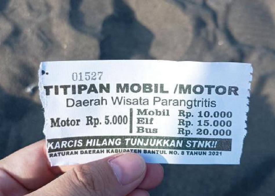 KARCIS: Wisatawan di Pantai Parangkusumo mengeluhkan parkir nuthuk saat festival layang-layang Internasional.
