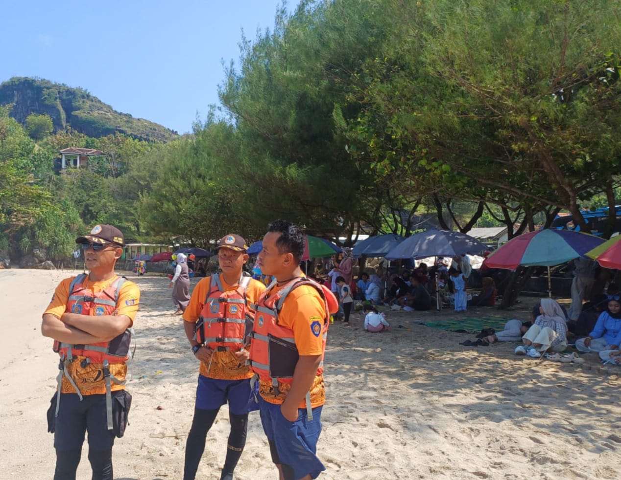 Satlinmas Rescue Istimewa Wilayah I Sedang berjaga di Pantai Wediombo pada Minggu (27/7).