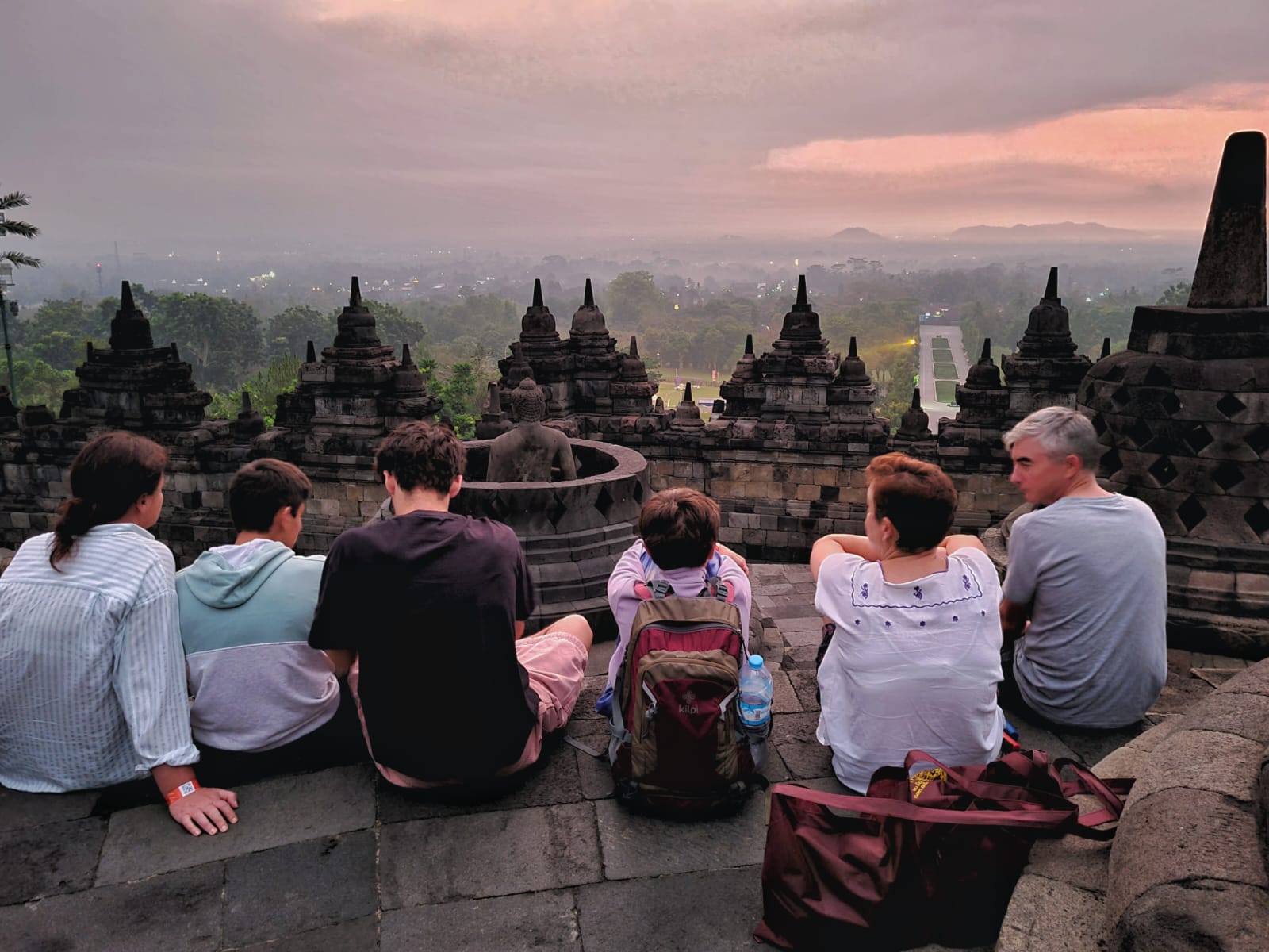 MENAWAN: Pengunjung tampak menikmati pemandangan sunrise di Candi Borobudur, Sabtu (26/7/2025).