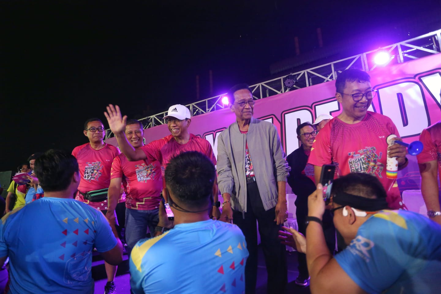 Gubernur DIY Hamengku Buwono X (kedua kanan) didampingi Dirut PT KAI Didiek Hartantyo (tengah) dan Dirut PT Railink Porwanto Handry Nugroho (kanan) melepas peserta Glow Night Fun Run 90