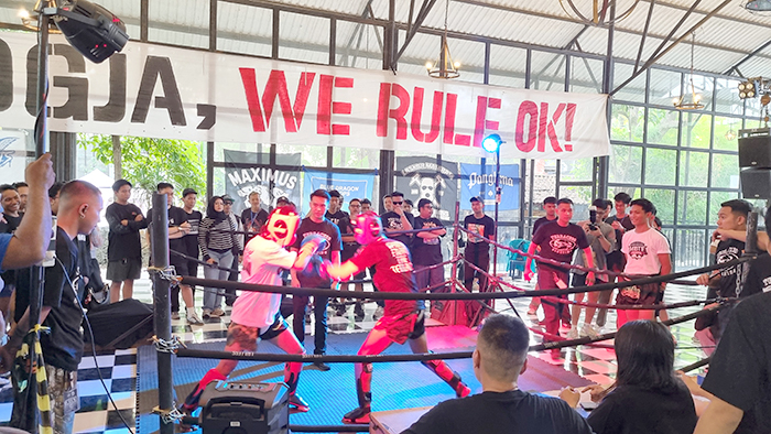 SERU DAN AKRAB: Para suporter PSIM antusias bertanding dan menonton fun fight yang diinisiasi perwakilan Brajamusti.