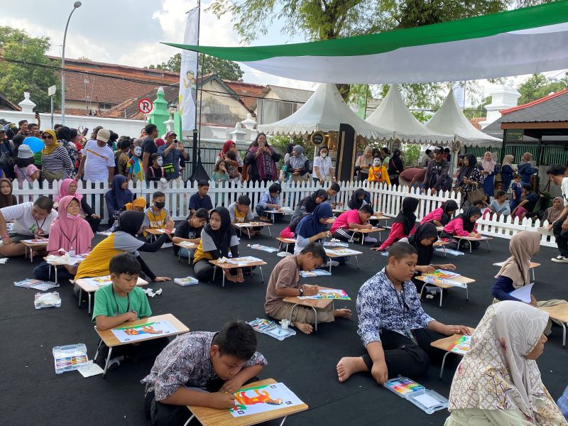 EDUKASI: Anak-anak sedang mewarnai kuda di Museum Wahanarata dalam rangkaian Festival Gya Dolan Sesarengan Minggu (27/7).