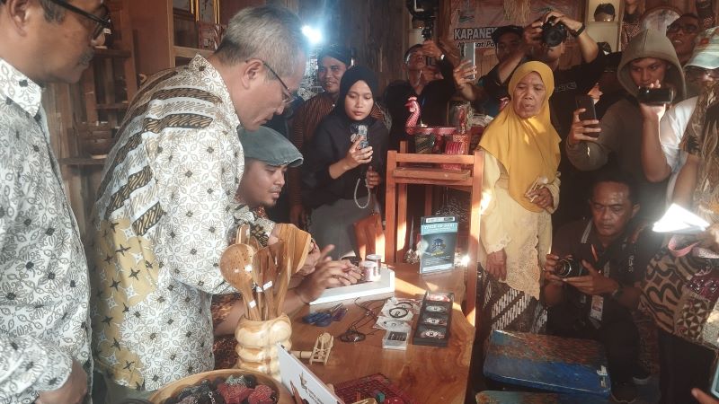 Bupati Abdul Halim Muslih dan jajarannya sedang mengunjungi salah satu stand di Bantul Creative Expo, Jumat (25/7).