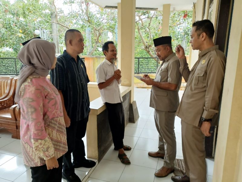 SIDAK: Ketua Komisi C DPRD Kebumen bersama anggota menyambangi penginapan yang berada di kompleks PLUT Kebumen.