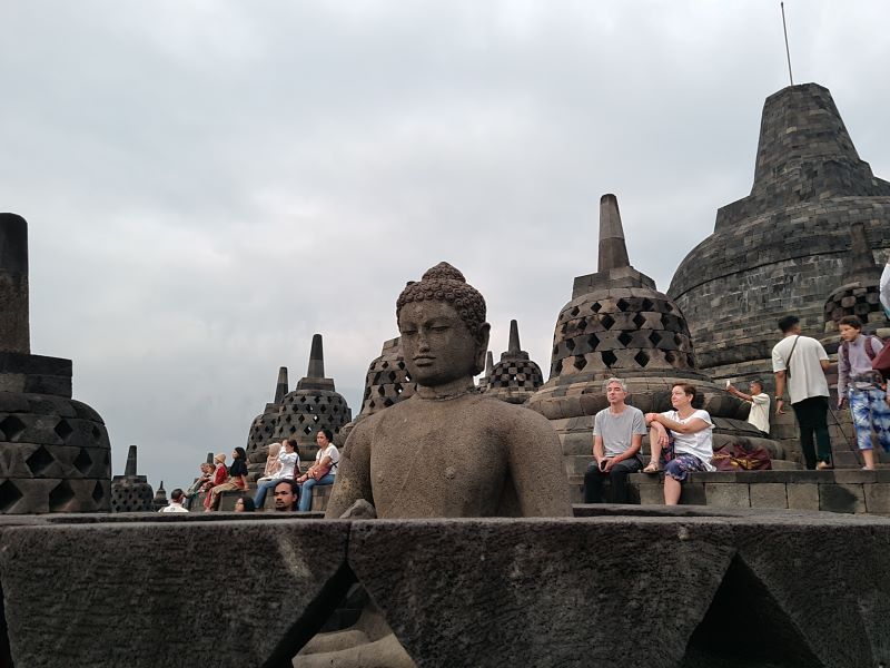RAMAI: Wisatawan dari berbagai daerah menikmati suasana di Candi Borobudur.