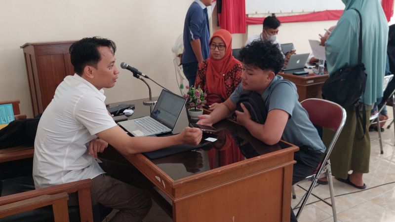 PENCATATAN: Warga Kalurahan Pengasih melakukan aktivasi IKD.&nbsp;