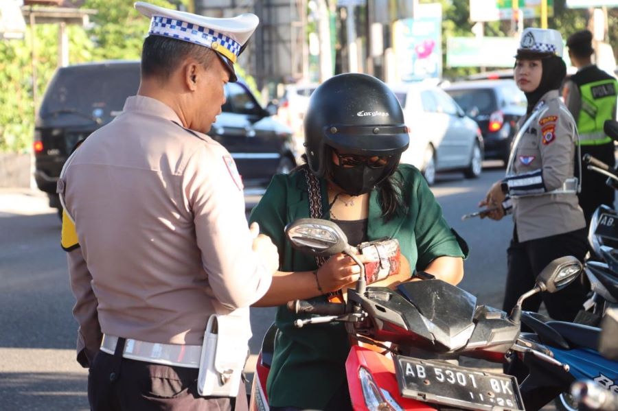 MENILANG: Polisi sedang menindak pelanggaran lalu lintas di Bantul