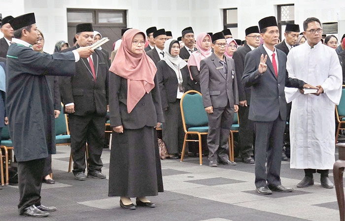 DEMI PENYEGARAN: Agung Setyawan mengambil sumpah seratusan ASN di lingkungan pemkab, Senin (28/7/2025).