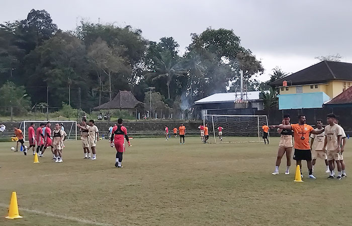 MATANGKAN KOMUNIKASI: Para pemain PSS Sleman saat menjalani latihan rutin di Lapangan Pakembinangun, Sleman, Senin (28/7).