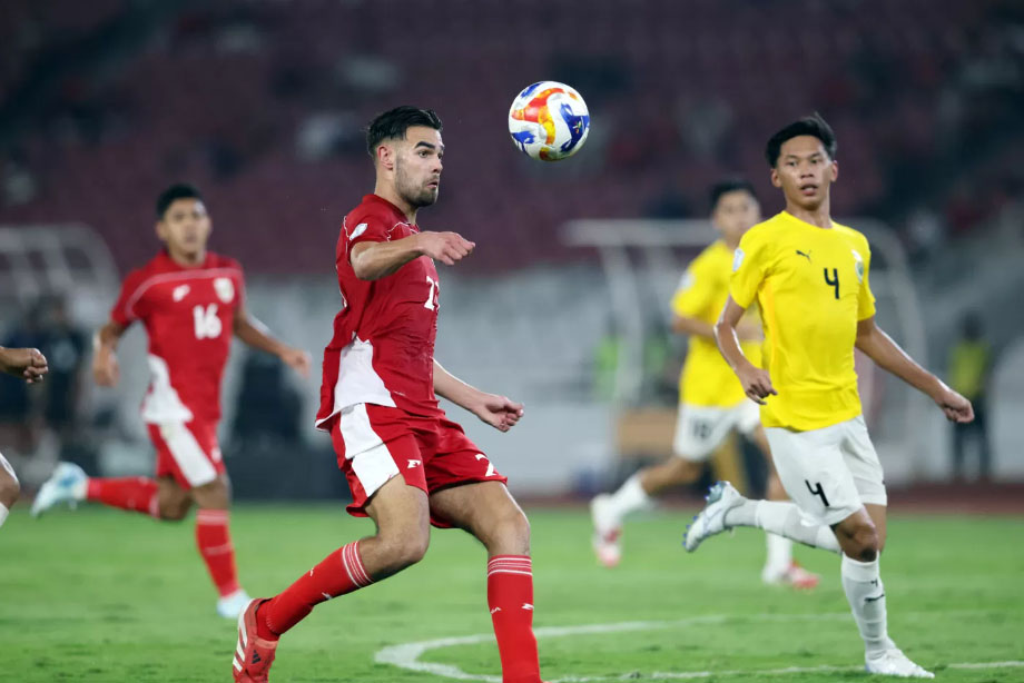 Pesepak bola Timnas U23 Indonesia Jens Raven dikawal pemain Timnas U23 Brunei Darussalam dalam pertandingan penyisihan Grup A Piala AFF U-23 2025 di Stadion Utama Gelora Bung Karno (SUGBK), Senayan.