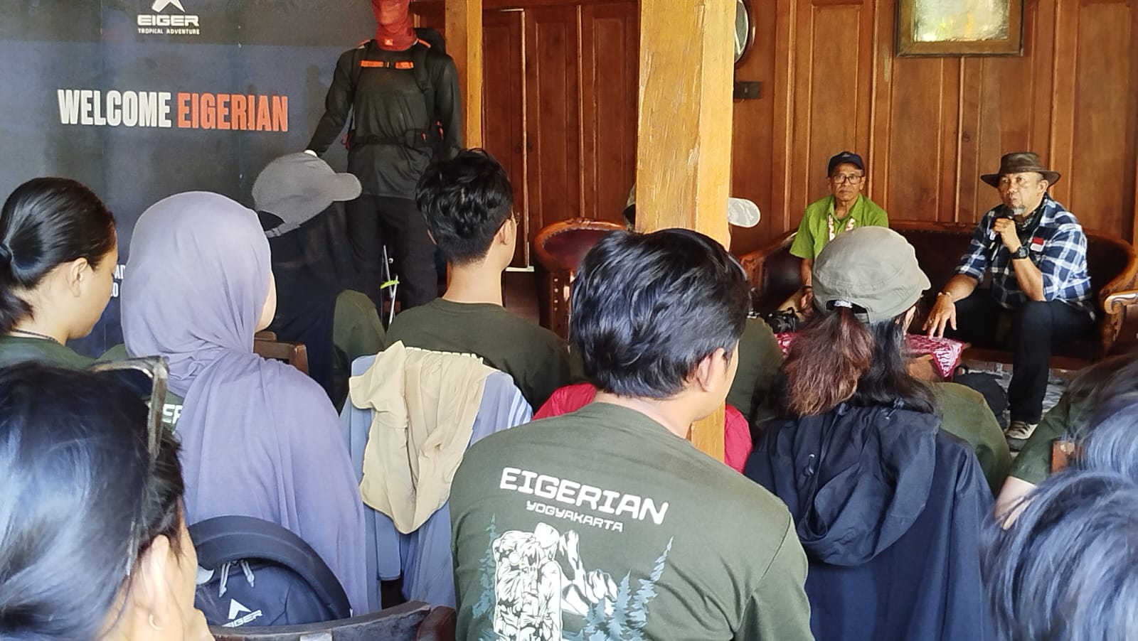 Mamay S. Salim (baju hijau) dan Galih Donikara saat sharing session dengan Eigerian Yogyakarta, Minggu di Sibu Resto Sleman (17 Juli 2025).