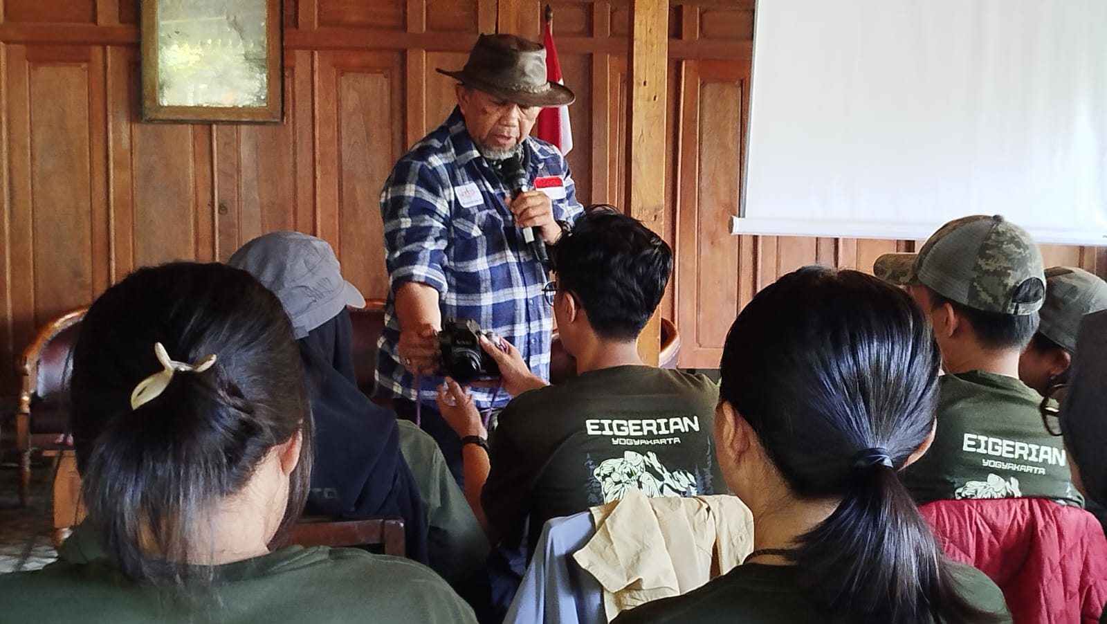 Galih Donikara menunjukkan kamera yang pernah dibawa Mamay S Salim saat mendaki gunung di Sibu Resto Sleman, Minggu (27 Juli 2025).