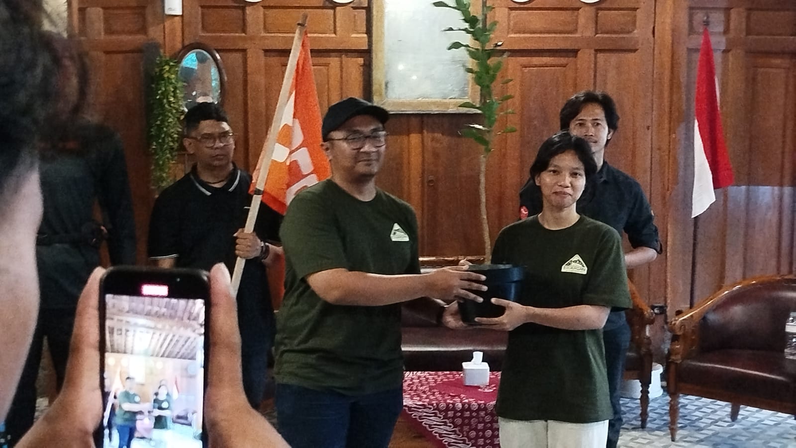 Peresmian EIGERIAN Yogyakarta ditandai dengan serah terima bibit pohon yang diserahkan oleh tim Community and Partnership EIGER kepada perwakilan berbagai komunitas (27/7/2025).