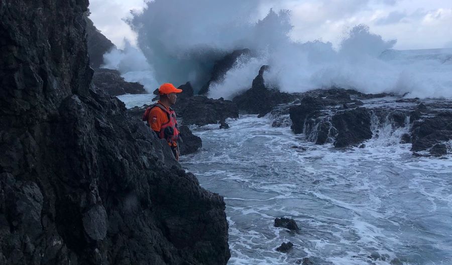 Tim SAR sedang melakukan penyisiran di daratan Pantai Siung pada Senin pagi (28/7).