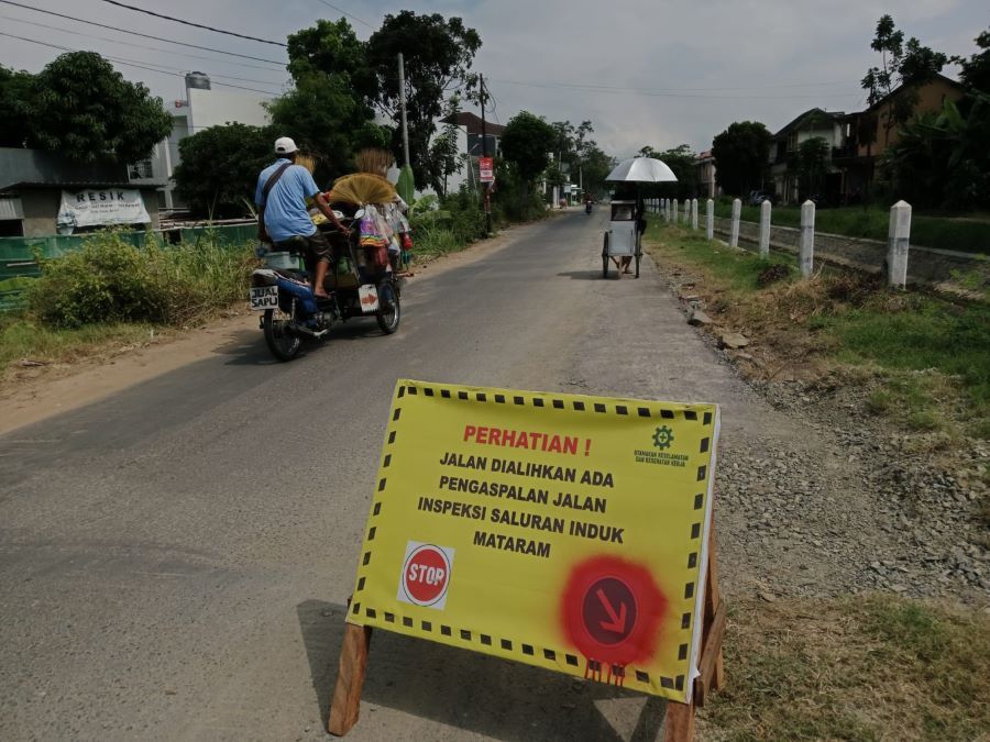 Perbaikan jalan inspeksi Selokan Mataram