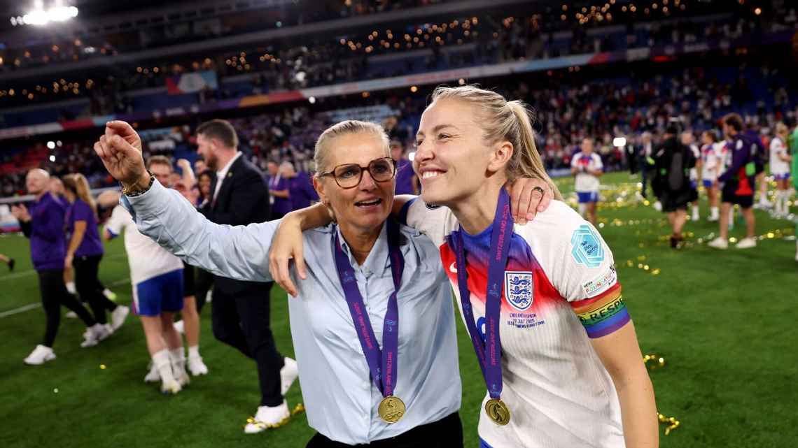 Leah Williamson dan Sarina Wiegman rayakan gelar juara Euro 2025 Wanita mengalahkan Spanyol di Final