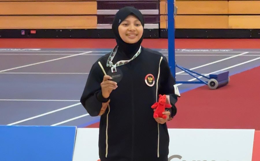 Keterangan Atlet disabilitas andalan DIY Qonitah Ikhtiar Syakuroh saat naik podium juara.