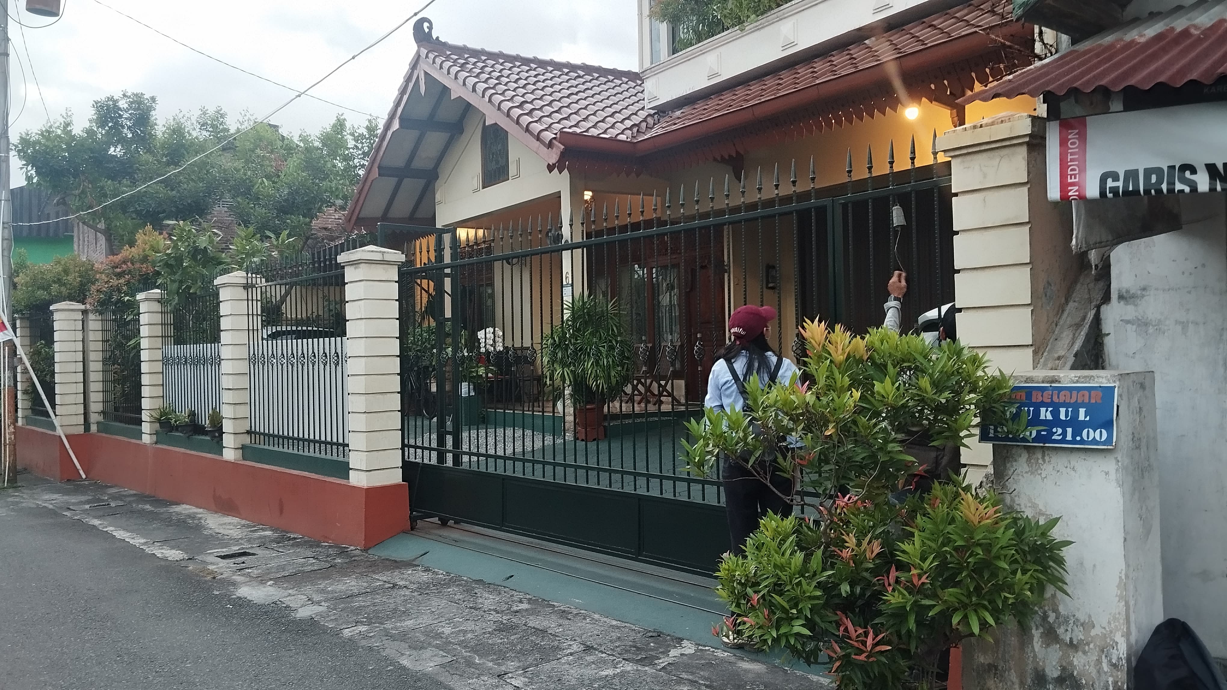 SEPI: Suasana rumah diplomat muda di Kementerian Luar Negeri RI Arya Daru Pangayunan di Banguntapan, Bantul Selasa (29/7)
