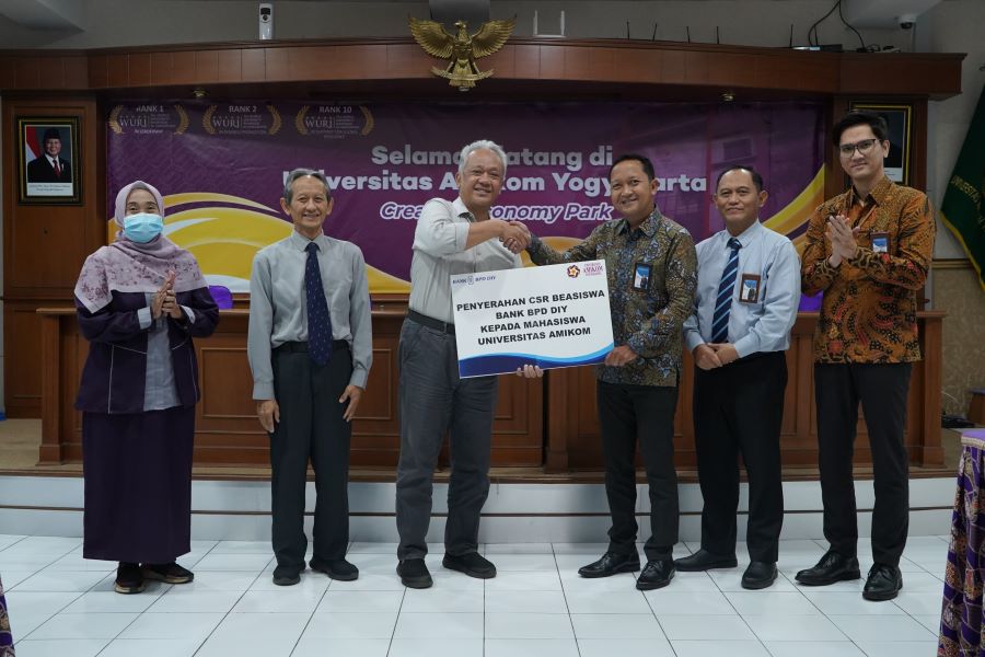 BPD DIY Serahkan bea siswa kepada AMIKOM Yogyakarta