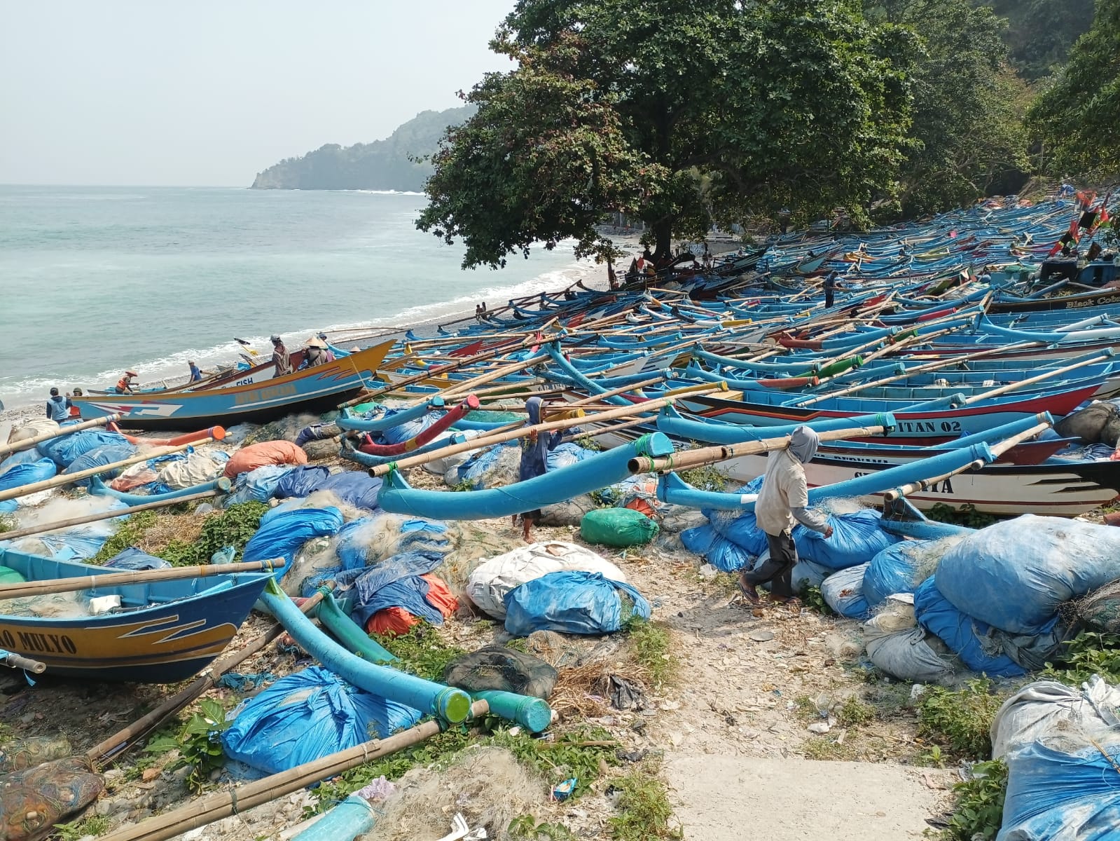 Perahu nelayan berjejer di sekitar area Tempat Pelelangan Ikan (TPI) Karangduwur. Saat ini para nelayan memilih libur melaut akibat tingginya gelombang pantai selatan. (M Hafied/Radar Jogja)