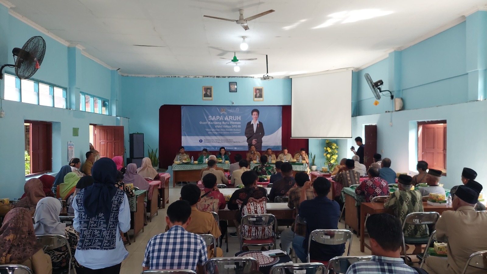 Warga Kalurahan Triharjo menyampaikan keluhannya pada acara Sapa Aruh.