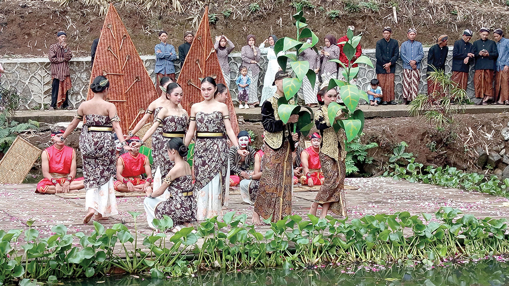 SAKRAL: Warga Dusun Gopaan, Genito, Windusari menggelar tradisi pernikahan tembakau, kemarin (29/7).