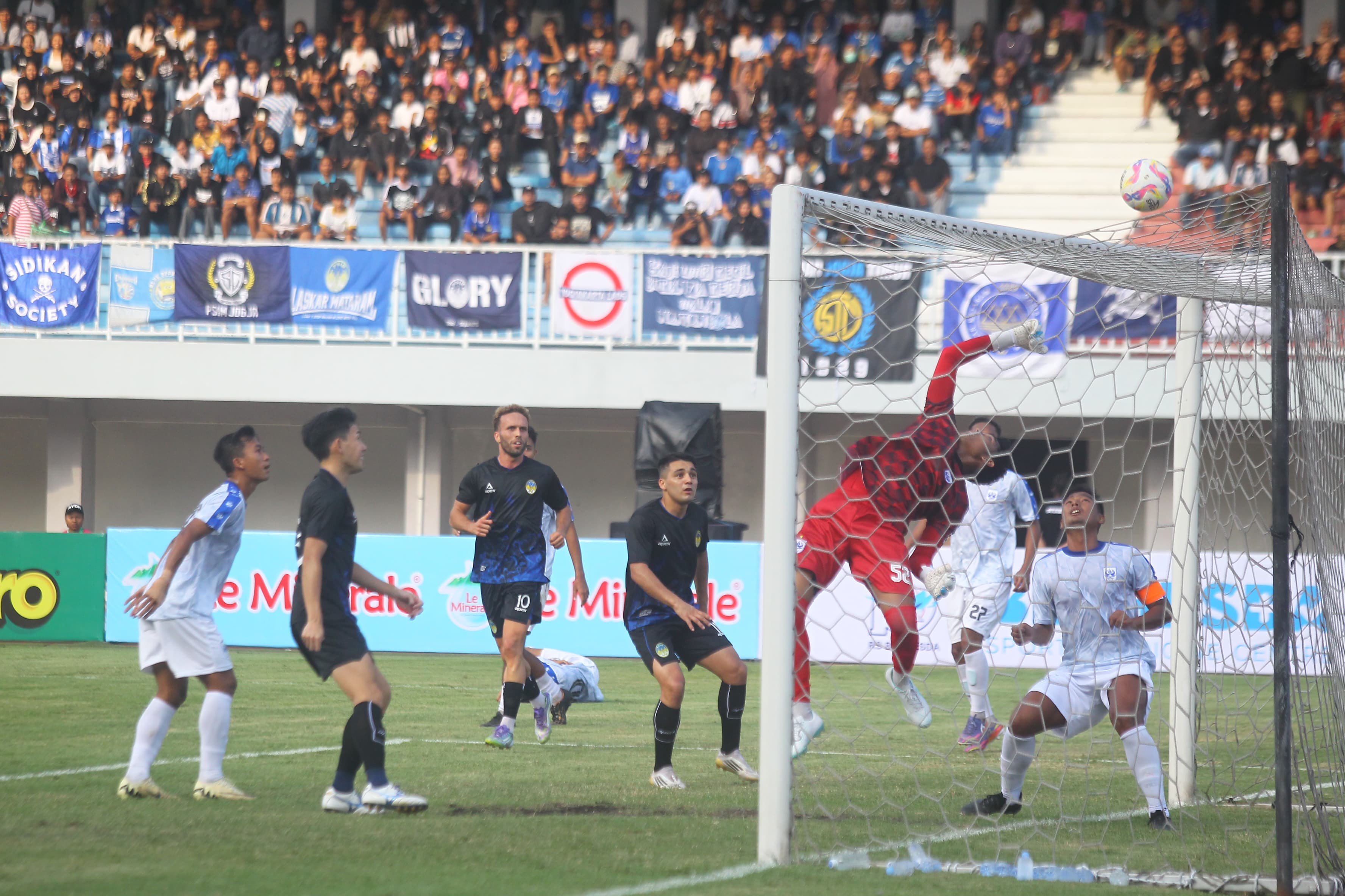 Para pemain PSIM Jogjakarta saat bertanding melawan PSIS Semarang di stadion Mandala Krida Selasa (29/7) sore.