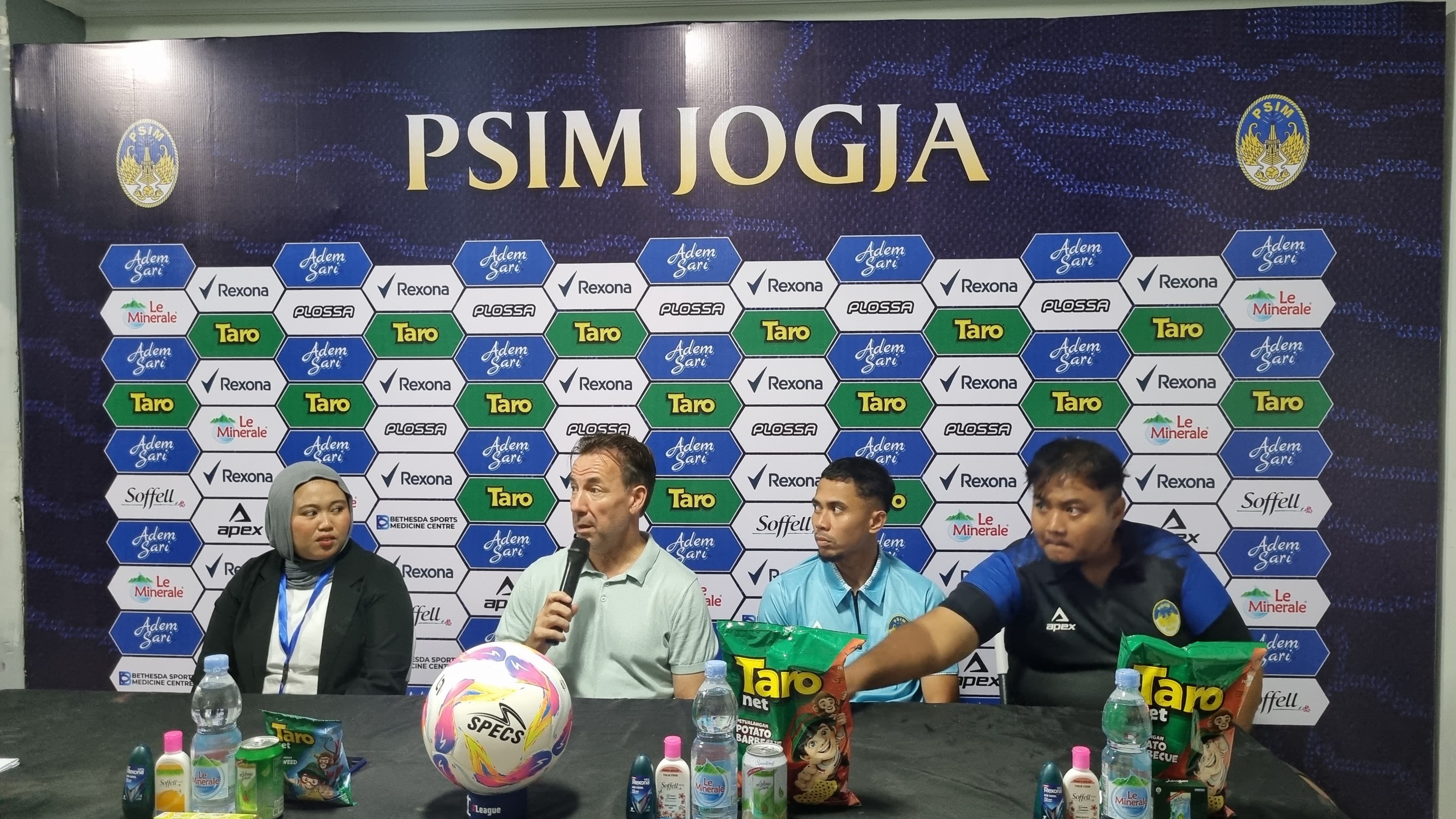 Sesi konferensi pers setelah pertandingan persahabatan antara PSIM Jogjakarta melawan PSIS Semarang Selasa (29/7).