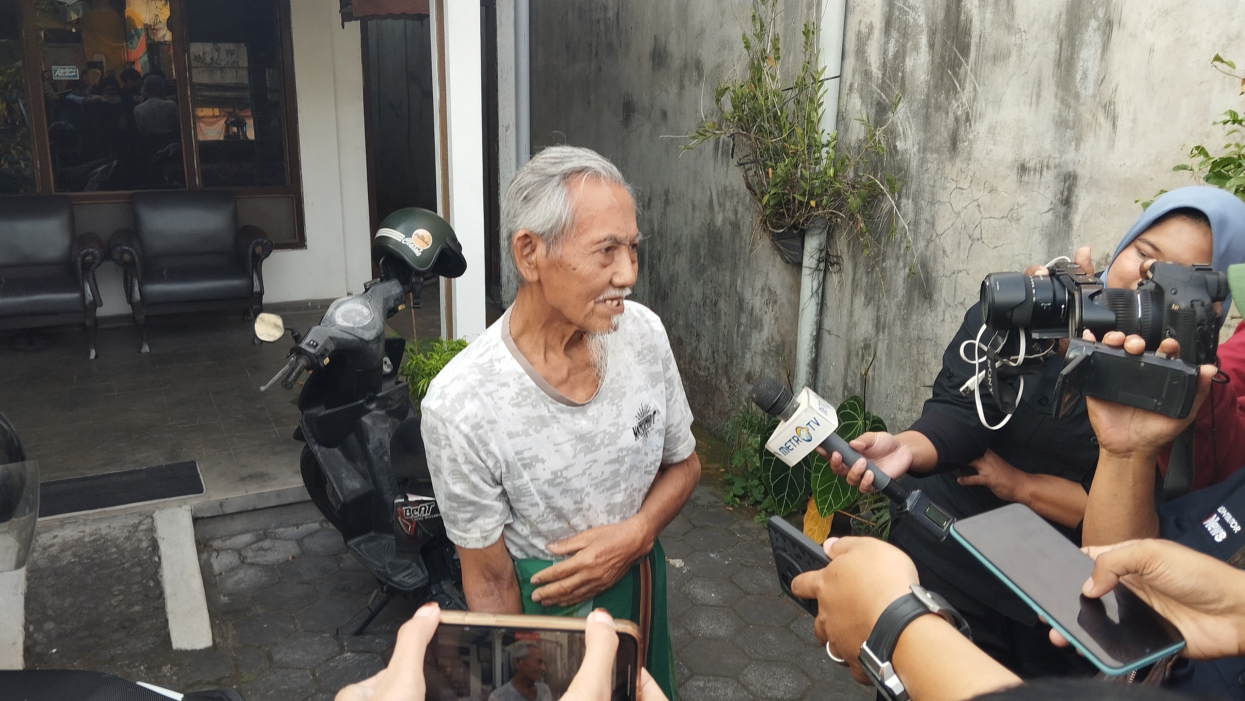 Djadmiko, tetangga Arya Daru Pangayunan di Banguntapan, Bantul  saat ditemui Selasa (29/7)