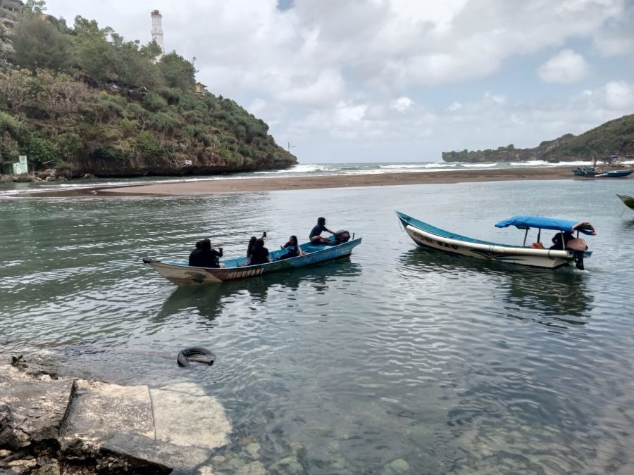 Nelayan Pantai Baron sedang melayani jasa penyeberangan pada Selasa (28/7).