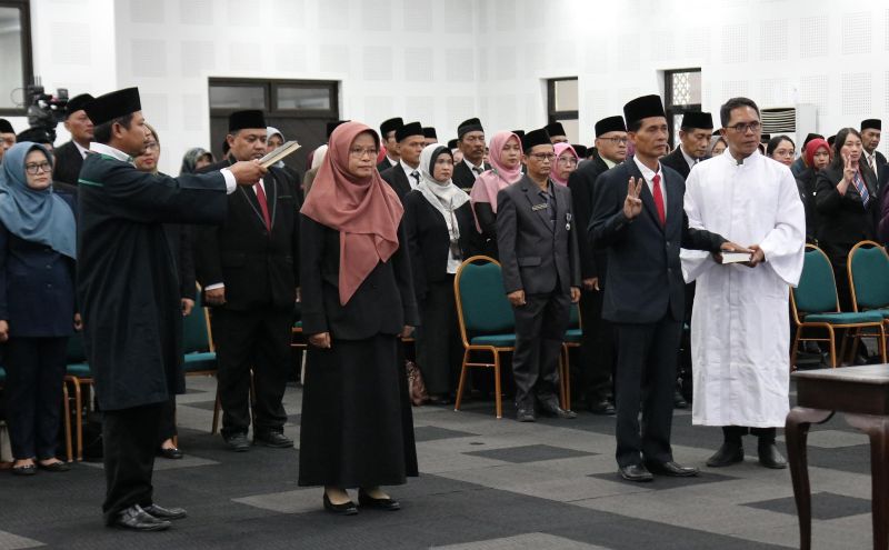 SUMPAH: Eselon III di lingkup Pemkab Kulon Progo dilantik beberapa waktu lalu.&nbsp;