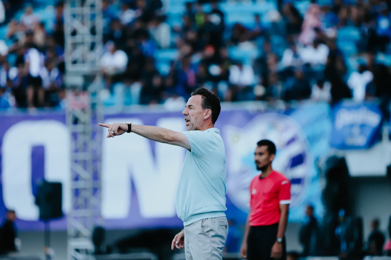 Pelatih PSIM Jogjakarta Jean Paul van Gastel saat mengomandoi anak asuhnya dari pinggir lapangan