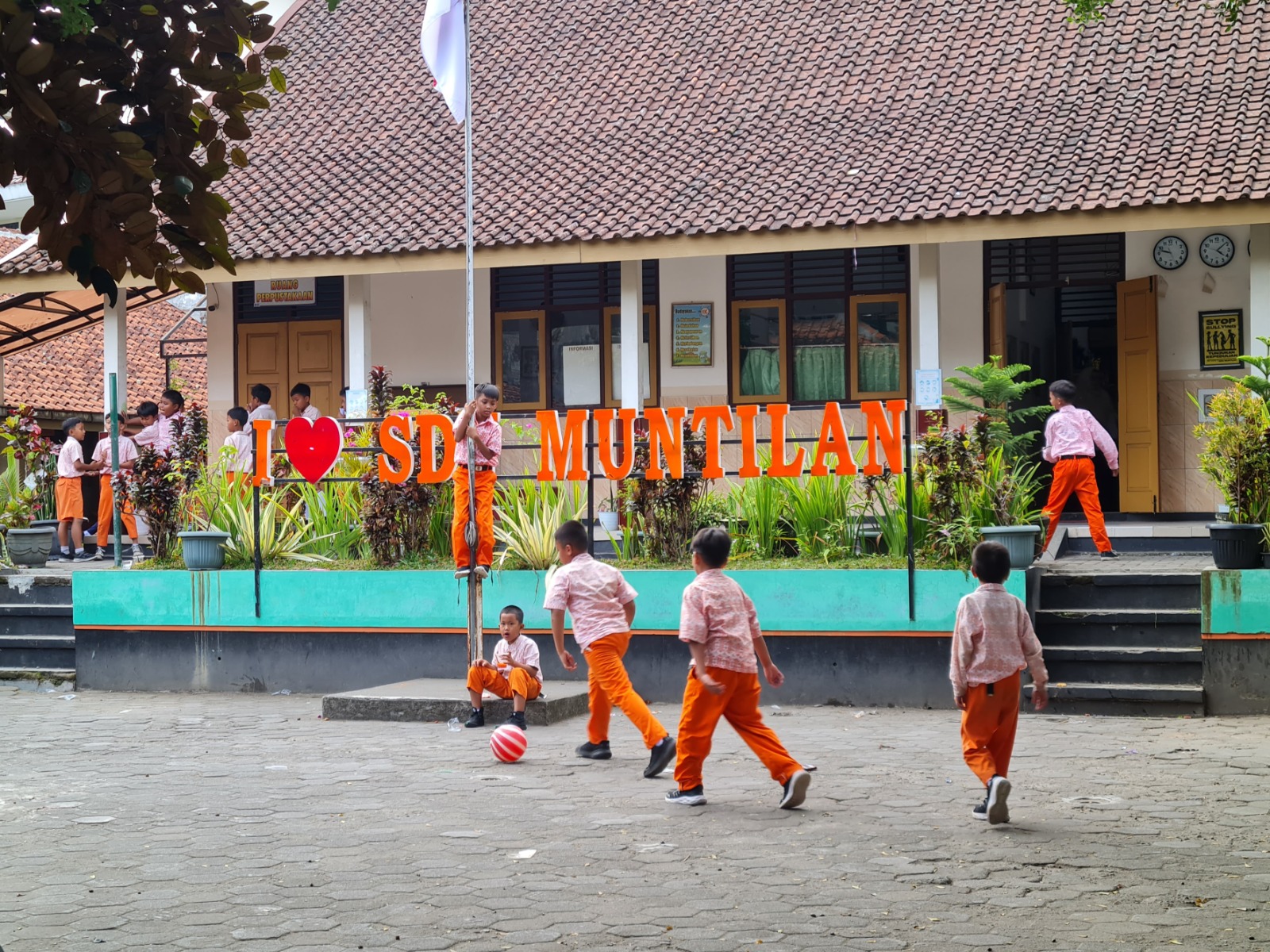 CERIA: Siswa di SD Negeri Muntilan bermain bersama di halaman sekolah saat jam istirahat, Rabu (30/7).