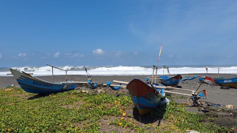 LENGANG: Perahu nelayan terparkir di bibir Pantai Congot tanpa ada aktivitas melaut.
