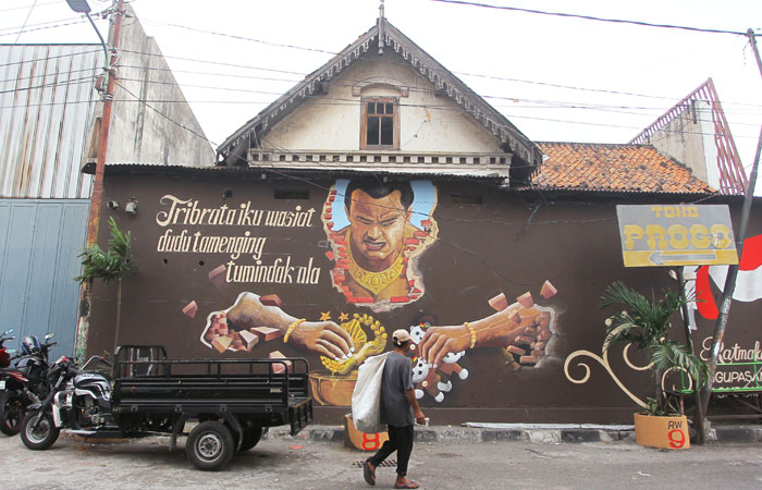 PENUH DENGAN PESAN: Mural gambar Mahapatih Gadjah Mada di Kampug Ratmakan, Gondomanan, Jogja sebagi bentuk kritik melalui seni kepada institusi Polri, Selasa (29/7/2025).