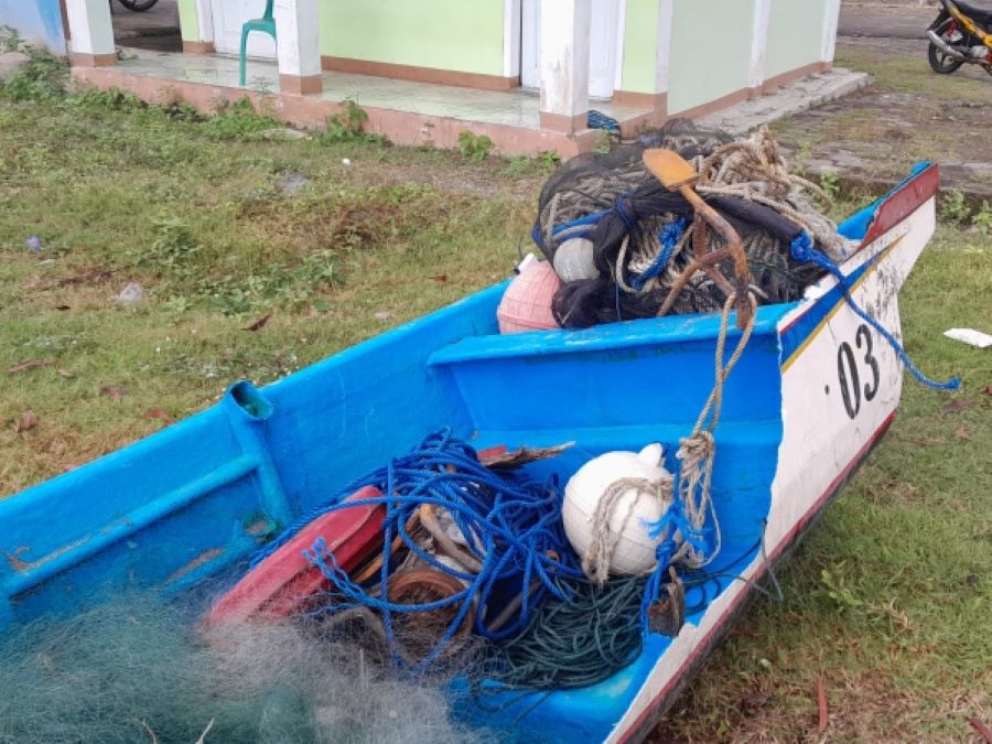 RUSAK PARAH : Kondisi perahu milik nelayan Pantai Pasir terbelah usai dihantam ombak besar.