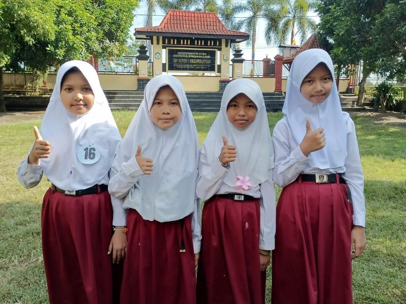 Siswa SD di wilayah Kecamatan Buluspesantren ikut memeriahkan Hari Ulang Tahun (HUT) ke 45 SMPN 1 Buluspesantren.