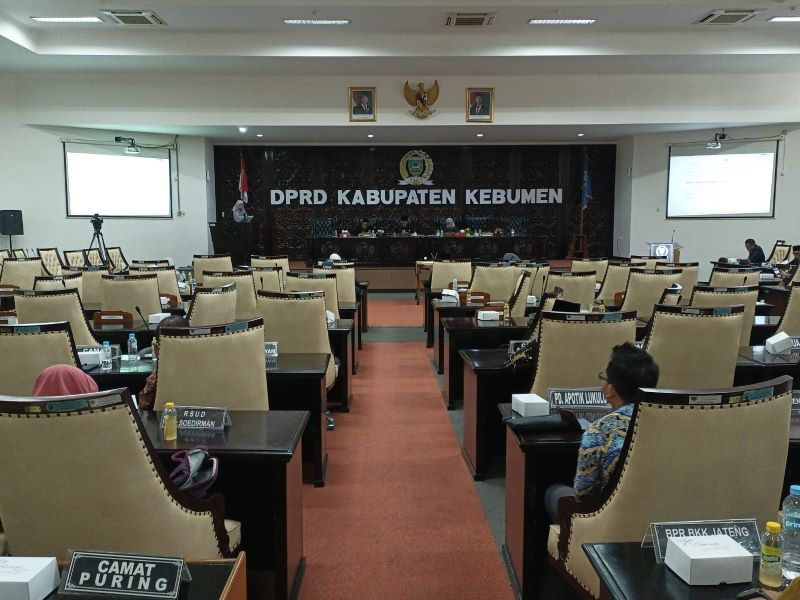 PENYUSUNAN REGULASI: Anggota DPRD Kebumen menggelar rapat paripurna dengan agenda penyampaian pandangan akhir fraksi sekaligus pengambilan keputusan terhadap Raperda Perseroda BPR Bank Kebumen