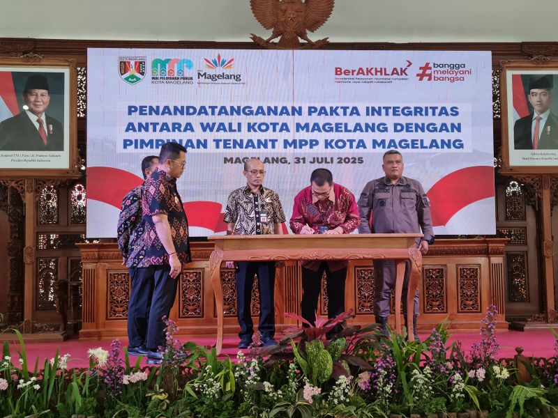 SIMBOLIS: Wali Kota Magelang saat menandatangani pakta integritas bersama sejumlah tenant MPP Kota Magelang Kamis (31/7).