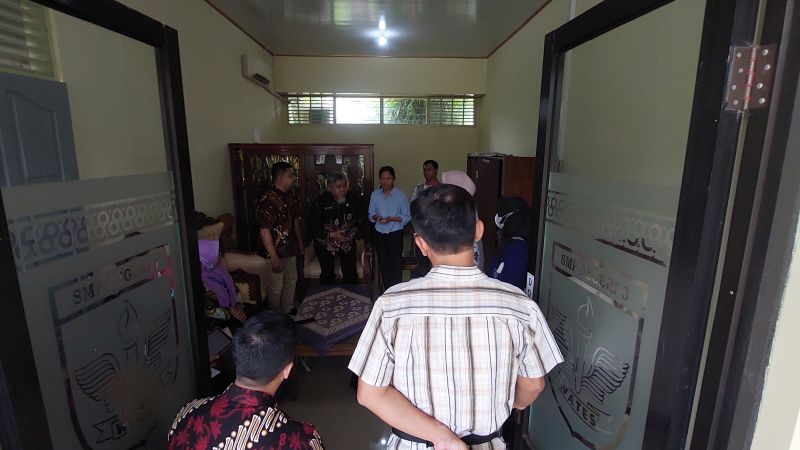 KERACUNAN MASAL: Petugas Dinas Kesehatan mengambil sampel di SMPN 3 Wates.&nbsp;