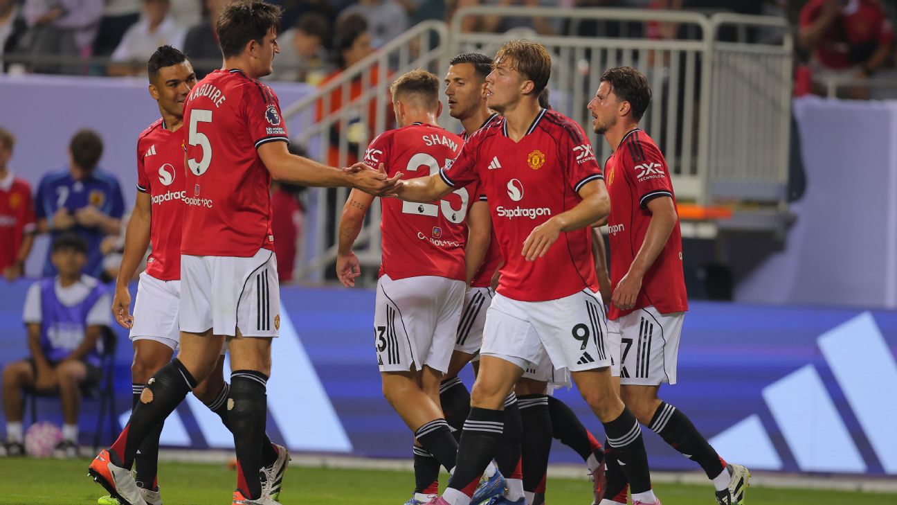 Para pemain Manchester United rayakan gol Rasmus Hojlund ke gawang Bournemouth
