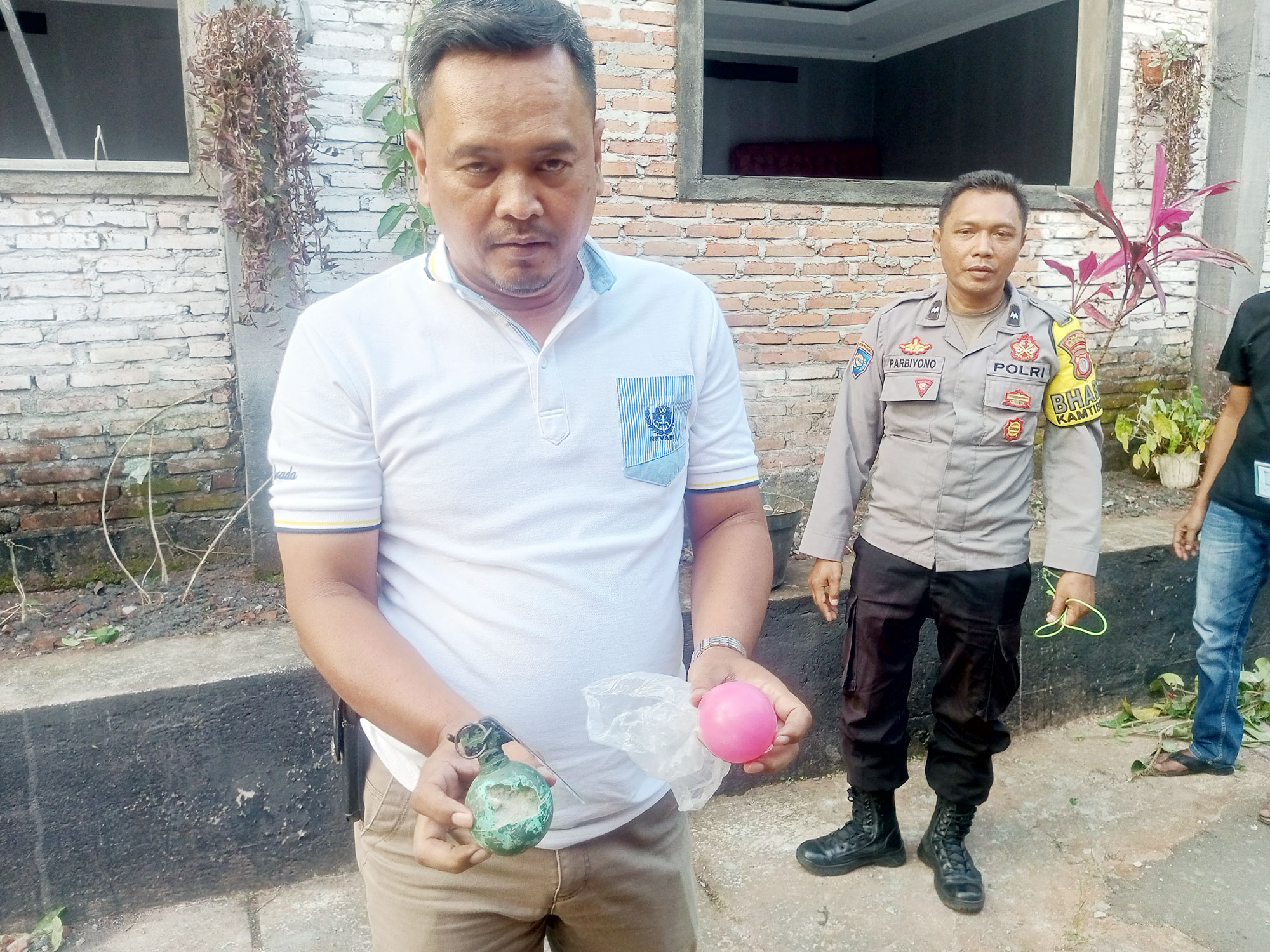 BIKIN HEBOH: Warga menunjukkan benda yang diduga granat, kemarin (31/7).