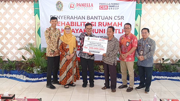 PEDULI WARGA KURANG MAMPU: Suasana penyerahan bantuan RTLH secara simbolis dari Pamella Swalayan kepada Pemkot Jogja, Kamis (31/7/2025).