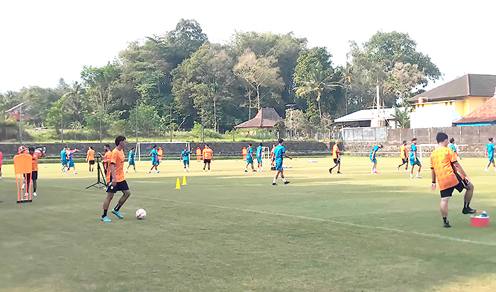 DIGENJOT: Para pemain PSS Sleman saat menjalani latihan rutin di Lapangan Pakembinangun, Sleman.