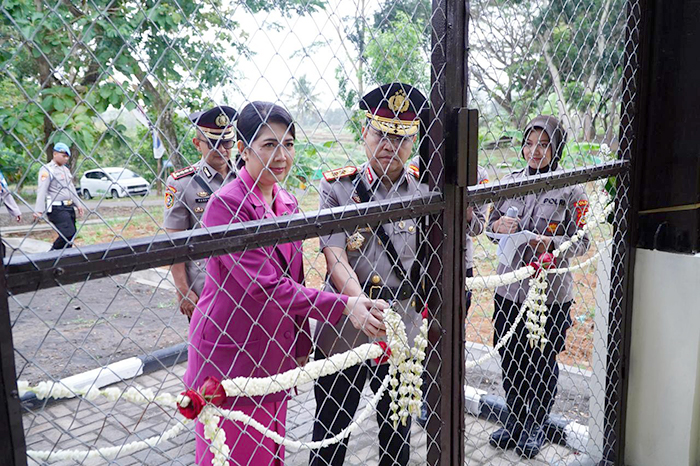 DUKUNG SARANA: Kapolda DIY Irjen Pol Anggoro Sukartono saat meresmikan Gedung Olahraga SPN Selopamioro, Imogiri, Bantul.