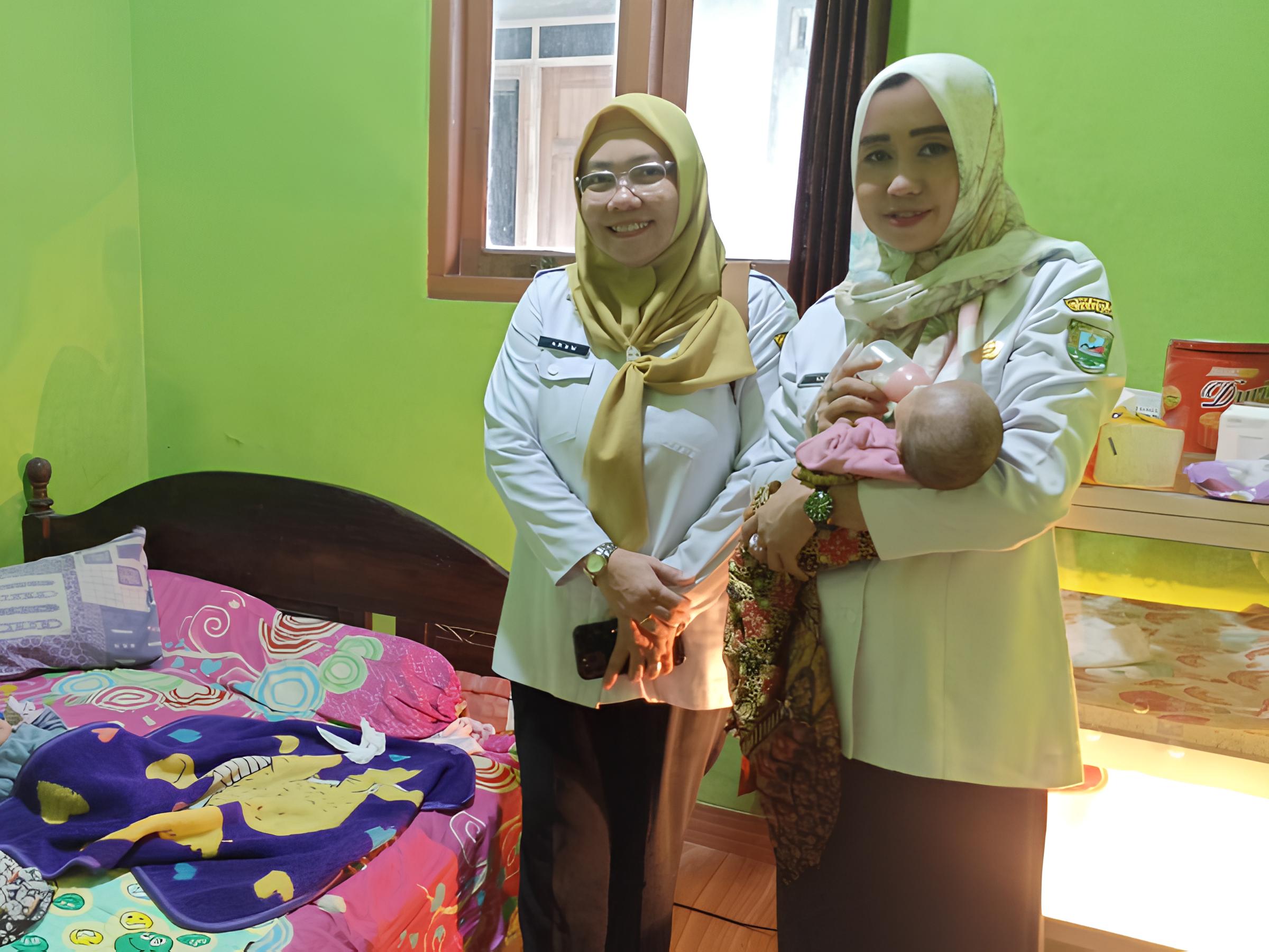 Tim dari Dinsos P3A Kebumen mengecek perkembangan bayi kembar tiga