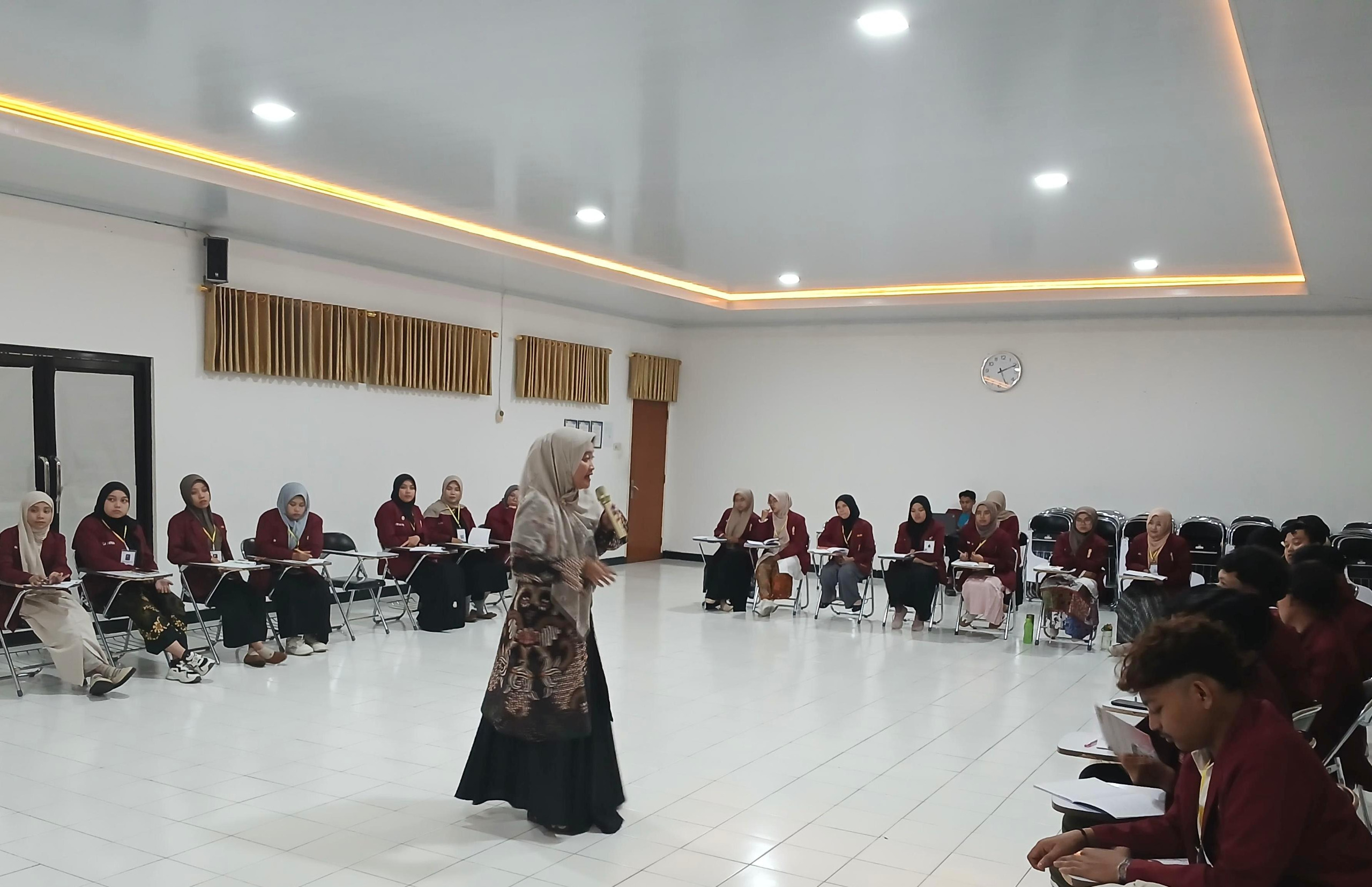 Wakil Rektor I Bidang Akademik dan Digitalisasi, Unimma saat menyampaikan materi kepada mahasiswa.