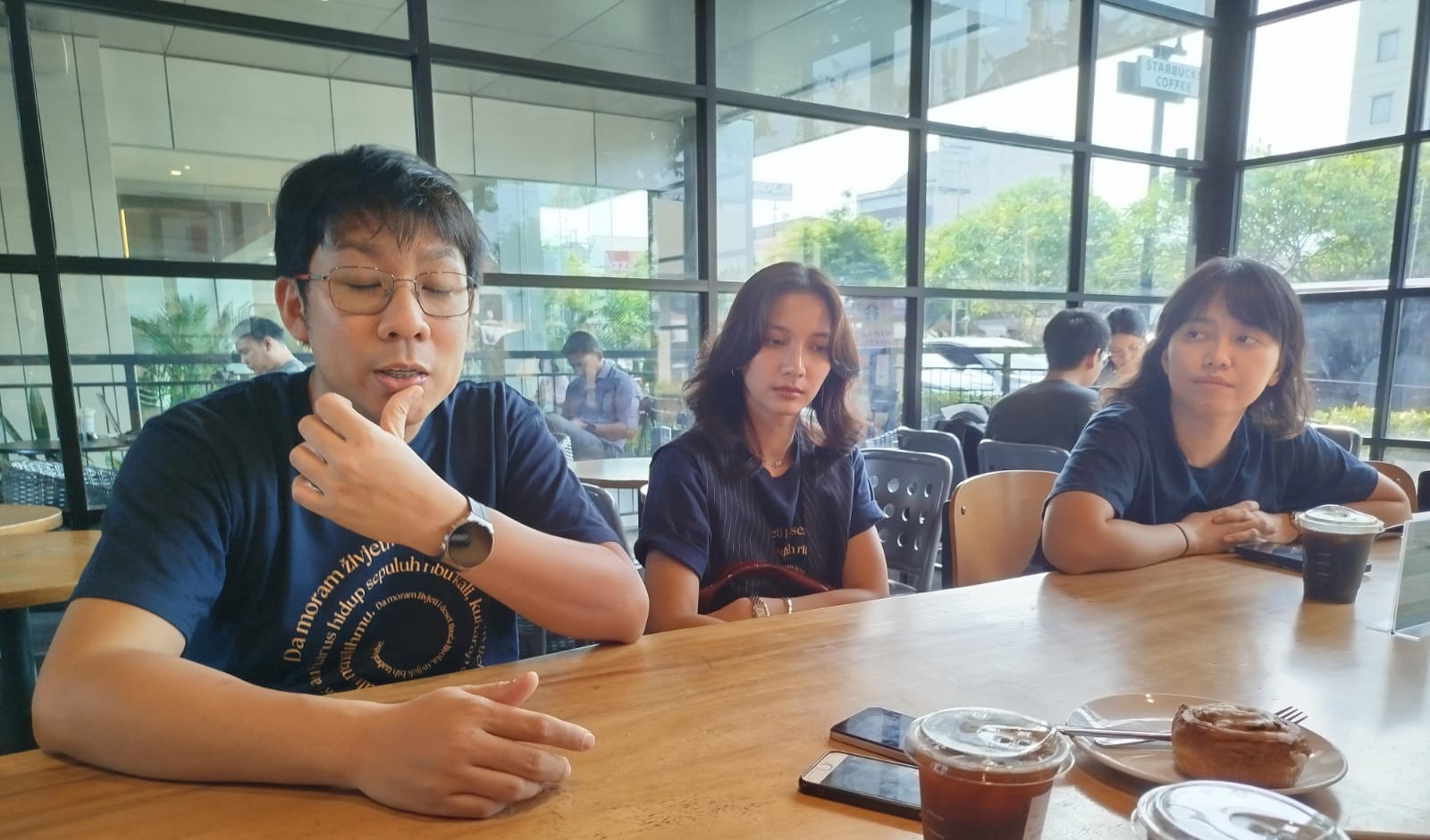 Dari kiri, Yandy Laurens (sutradara), Sheila Dara Aisha (pemeran Sore), dan Suryana Paramita (produser) di Empire XXI Jogja (31/72025).