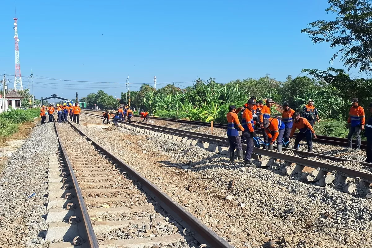 PT Kereta Api Indonesia (Persero) menginformasikan bahwa lima kereta yang mengalami anjlok pada 1 Agustus 2025 di Emplasemen Stasiun Pegadenbaru telah berhasil dievakuasi dengan aman.