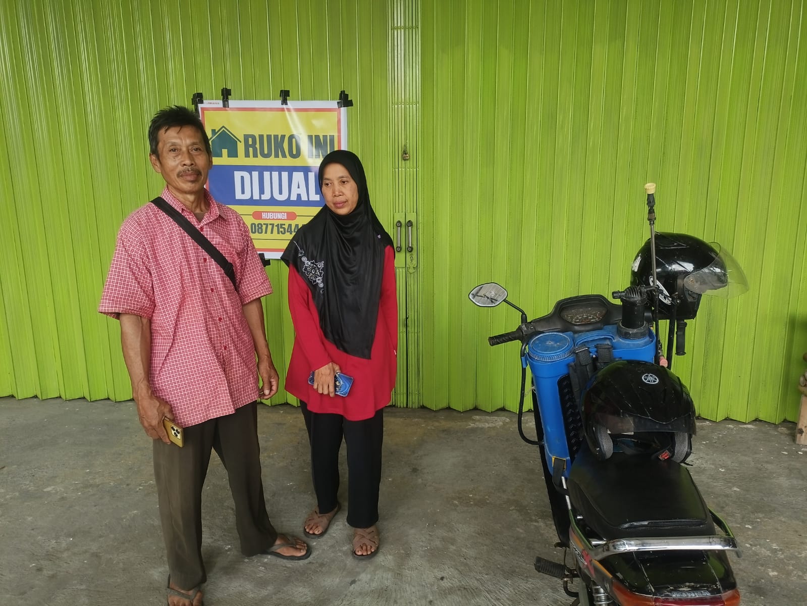 Wardoyo, 61, bersama istri mendatangi kantor agensi periklanan untuk minta pertanggungjawaban. Keduanya mengaku sebagai korban investasi bodong.